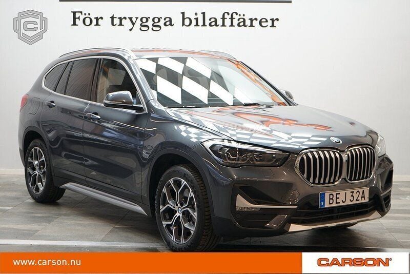 Grå (gråmetallic) Begagnad 2019 BMW X1 xLine SUV | 264 900 kr (Marknadspris) - Bild 1/3