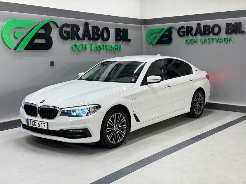 Vit Begagnad 2018 BMW 530e iPerformance Sedan | 229 900 kr (Lite dyr) - Bild 1/4