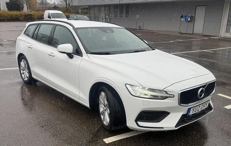 Vit Begagnad 2020 Volvo V60 Momentum Kombi | 159 500 kr (Bra pris) - Bild 1/4