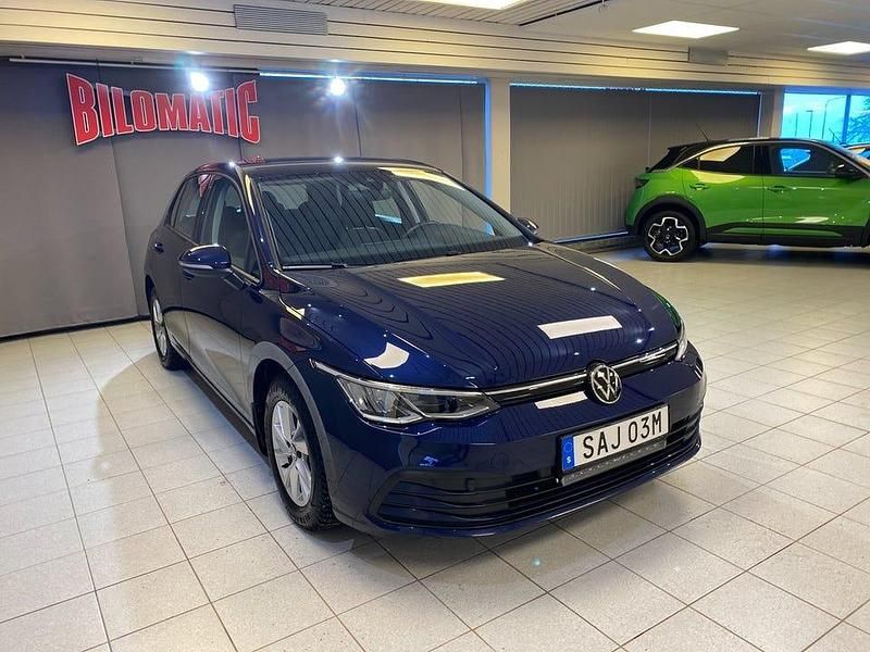 Begagnad VW Golf VIII 131 HK (96 kW) 2023 Atlantic blå metallic Halvkombi