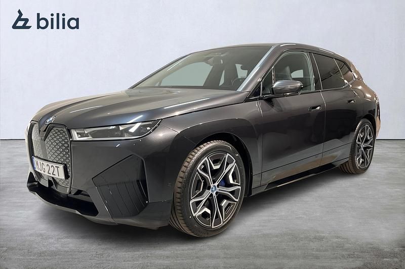 Grå Begagnad 2024 BMW iX Comfort Edition SUV | 848 900 kr - Bild 1/4