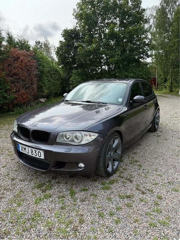 Grå Begagnad 2006 BMW 120 Advantage Halvkombi | 52 000 kr (Marknadspris) - Bild 1/4