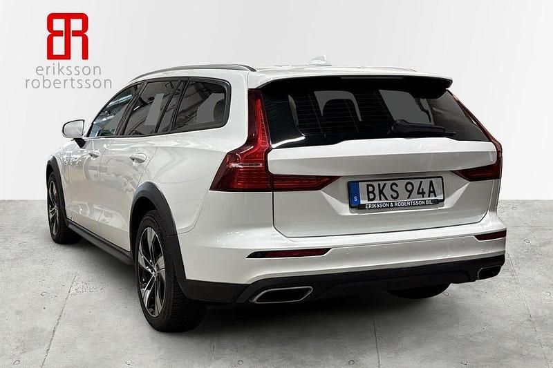 Begagnad Volvo V60 CC Momentum 190 HK (139 kW) 2020 Vit Kombi
