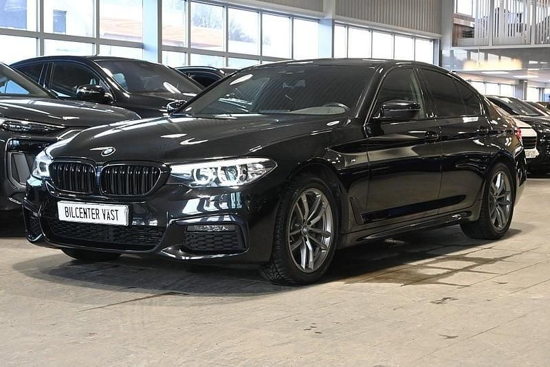 Safirsvart metallic Begagnad 2020 BMW 520 M Sport Sedan | 359 000 kr (Bra pris) - Bild 1/4