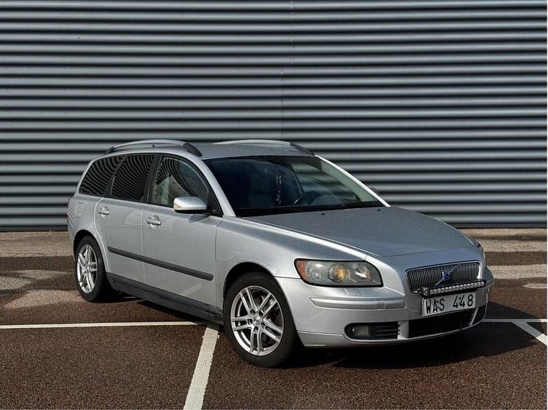 Grå Begagnad 2005 Volvo V50 Kinetic Kombi | 29 000 kr (Marknadspris) - Bild 1/4