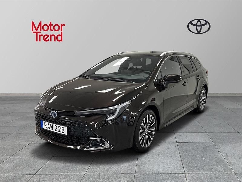 Mörkbrun (brun) Begagnad 2024 Toyota Corolla Style Kombi | 304 900 kr (Marknadspris) - Bild 1/3
