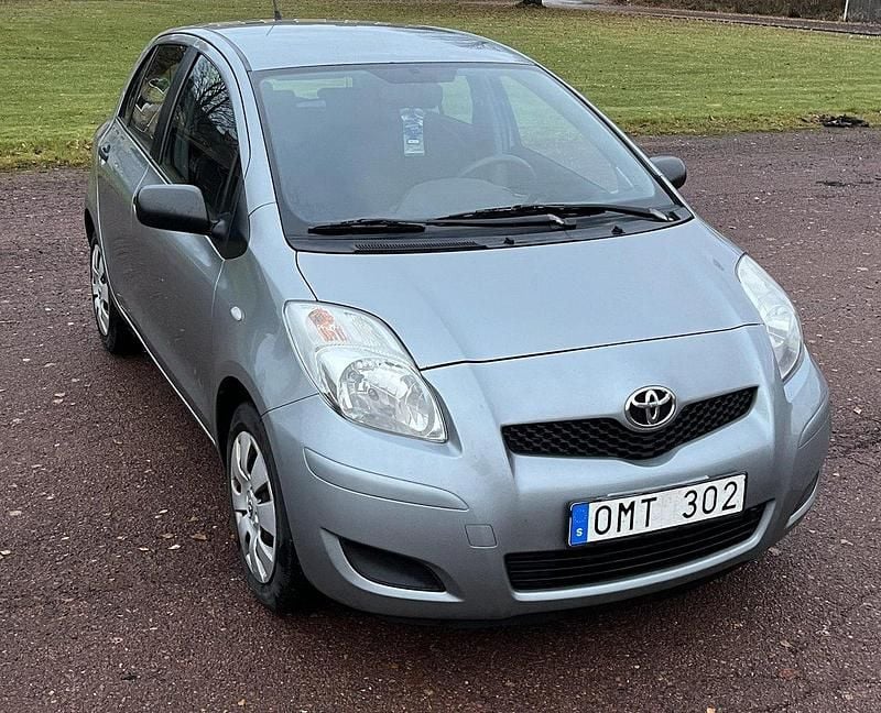 Grå Begagnad 2009 Toyota Yaris Halvkombi | 20 000 kr (Lite dyr) - Bild 1/4