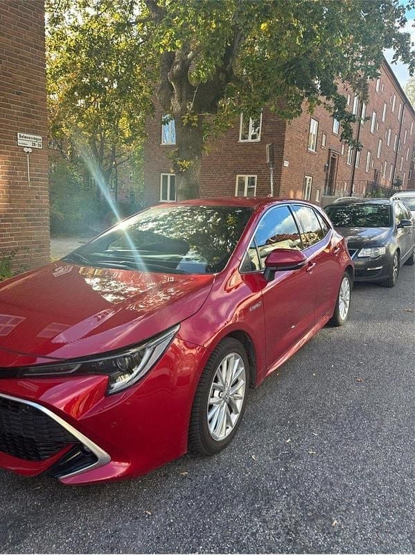 Röd Begagnad 2019 Toyota Corolla Hybrid Executive Halvkombi | 220 000 kr (Bra pris) - Bild 1/4