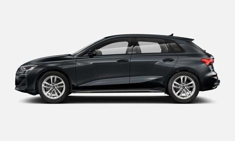 Grå Ny 2025 Audi A3 Sportback e-tron Premium Sedan | 519 800 kr (Marknadspris) - Bild 1/3
