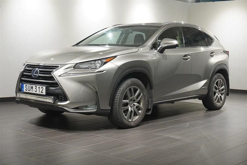 Ljusgrå Begagnad 2015 Lexus NX300h SUV | 199 900 kr (Marknadspris) - Bild 1/2