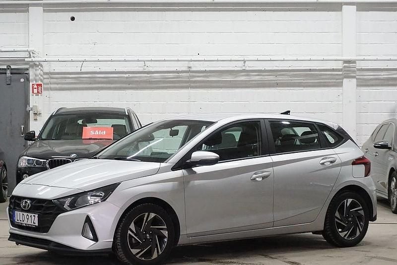 Grå Begagnad 2022 Hyundai i20 Essential Halvkombi | 146 900 kr (Marknadspris) - Bild 1/4