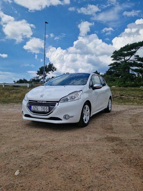 Vit Begagnad 2012 Peugeot 208 Halvkombi | 45 990 kr (Marknadspris) - Bild 1/4