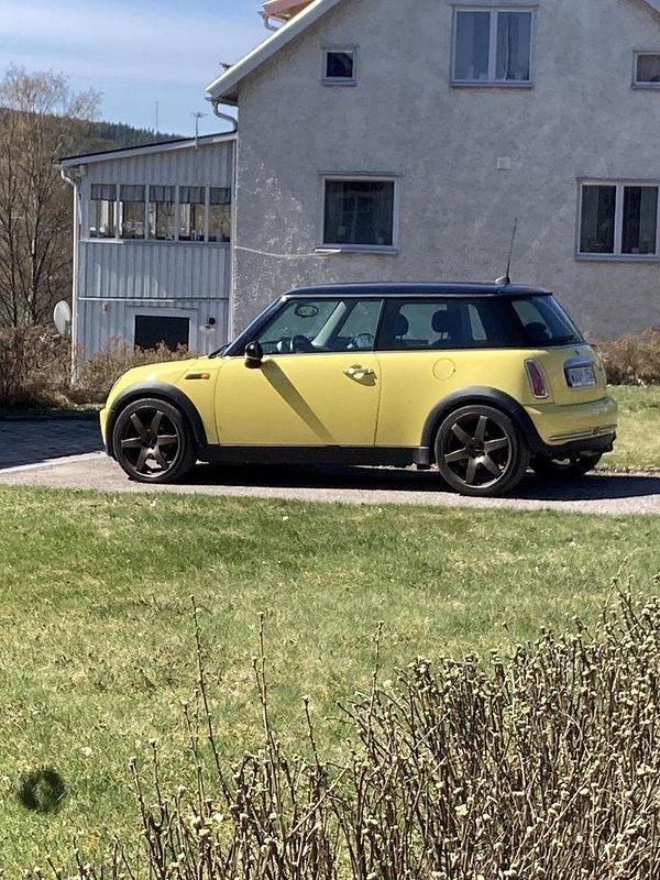 Gul Begagnad 2005 Mini Cooper Pepper Halvkombi | 55 000 kr (Marknadspris) - Bild 1/4