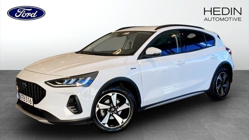 Vit (white) Begagnad 2022 Ford Focus Active Halvkombi | 209 900 kr (Bra pris) - Bild 1/4