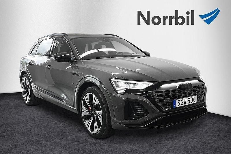 Grå Begagnad 2023 Audi Q8 e-tron S-Line SUV | 665 000 kr (Superpris) - Bild 1/4