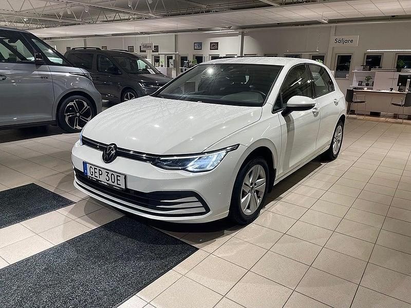 Pure white Begagnad 2023 VW Golf VIII Kombi | 235 000 kr (Bra pris) - Bild 1/4