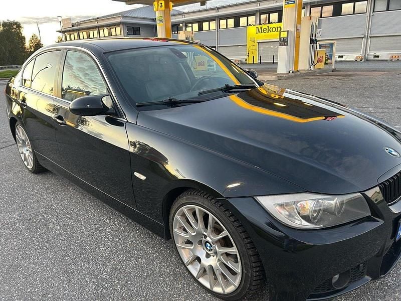 Svart Begagnad 2006 BMW 330 Comfort Edition Sedan | 74 000 kr (Superpris) - Bild 1/4