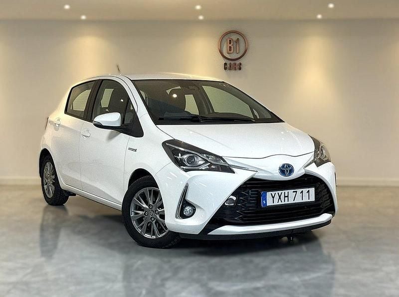 Vit Begagnad 2017 Toyota Yaris Hybrid Active Halvkombi | 104 900 kr (Marknadspris) - Bild 1/4