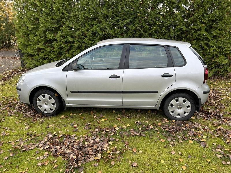 Silver Begagnad 2006 VW Polo Trendline Halvkombi | 35 000 kr (Marknadspris) - Bild 1/4