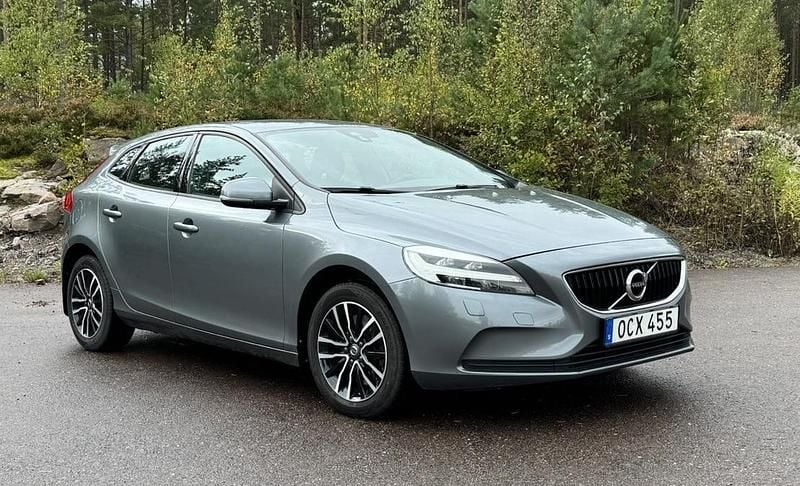 Grå Begagnad 2017 Volvo V40 Momentum Kombi | 179 900 kr (Marknadspris) - Bild 1/4