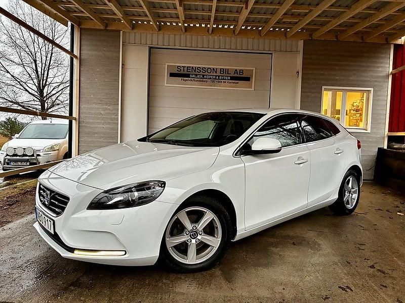 Begagnad Volvo V40 Summum 116 HK (85 kW) 2013 Vit Halvkombi