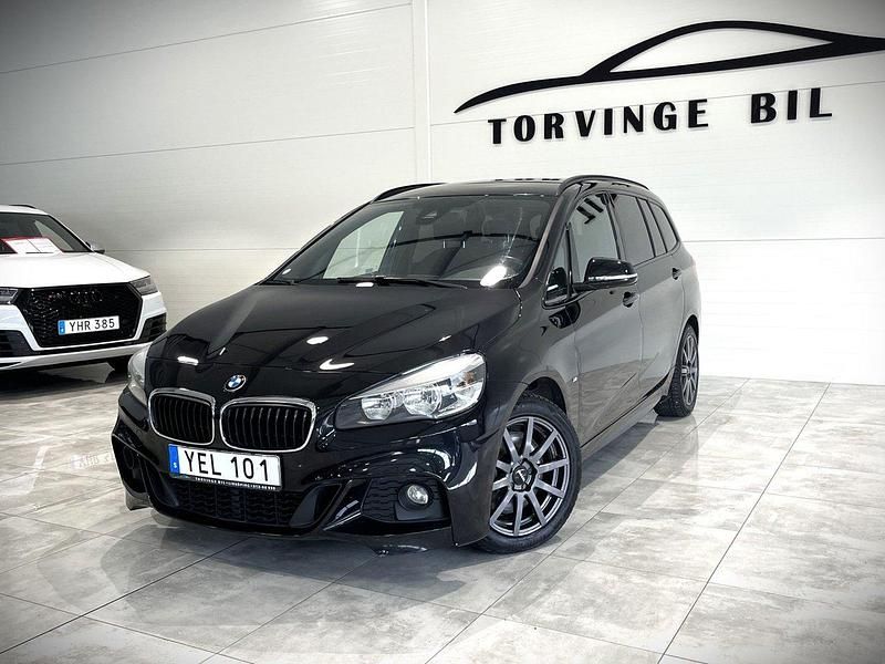 Svart Begagnad 2016 BMW 220 Gran Tourer M Sport Minibuss | 159 900 kr (Marknadspris) - Bild 1/4