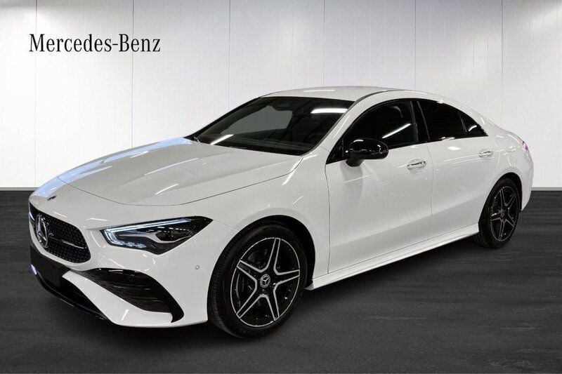 Vit Ny 2025 Mercedes CLA200 AMG line Sportkupé | 425 200 kr (Marknadspris) - Bild 1/4