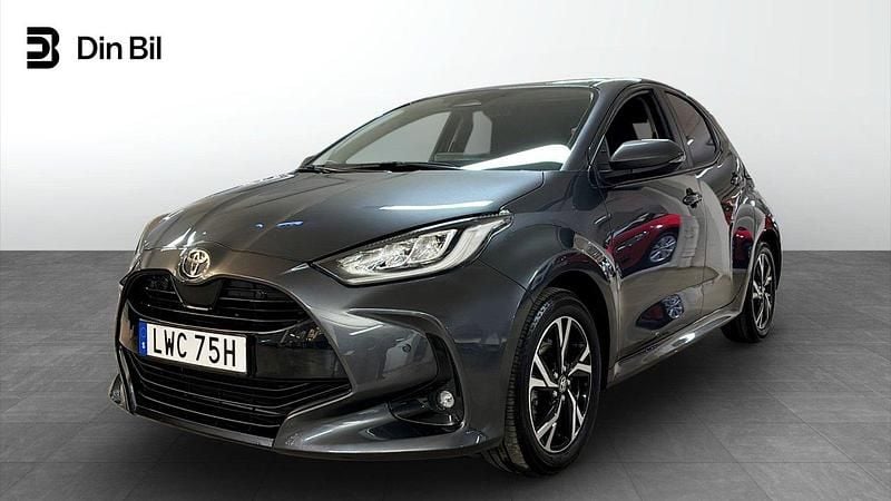 Mörkgrå Begagnad 2024 Toyota Yaris Hybrid Active Halvkombi | 239 900 kr (Marknadspris) - Bild 1/4