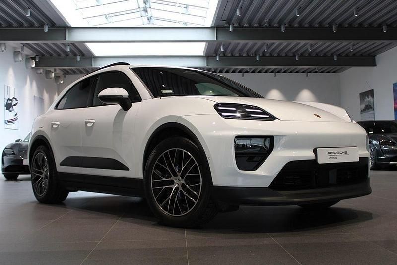 Vit (white) Begagnad 2024 Porsche Macan SUV | 875 000 kr (Marknadspris) - Bild 1/4