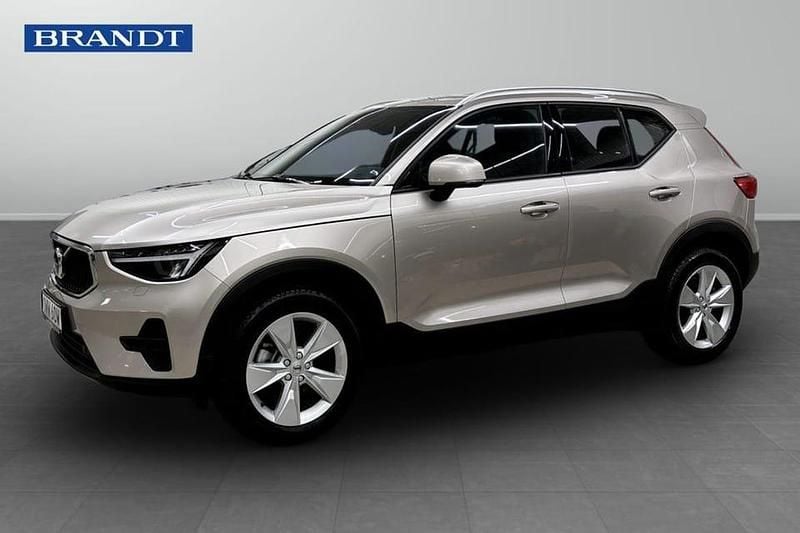 Grå Begagnad 2024 Volvo XC40 Core SUV | 344 900 kr (Marknadspris) - Bild 1/4