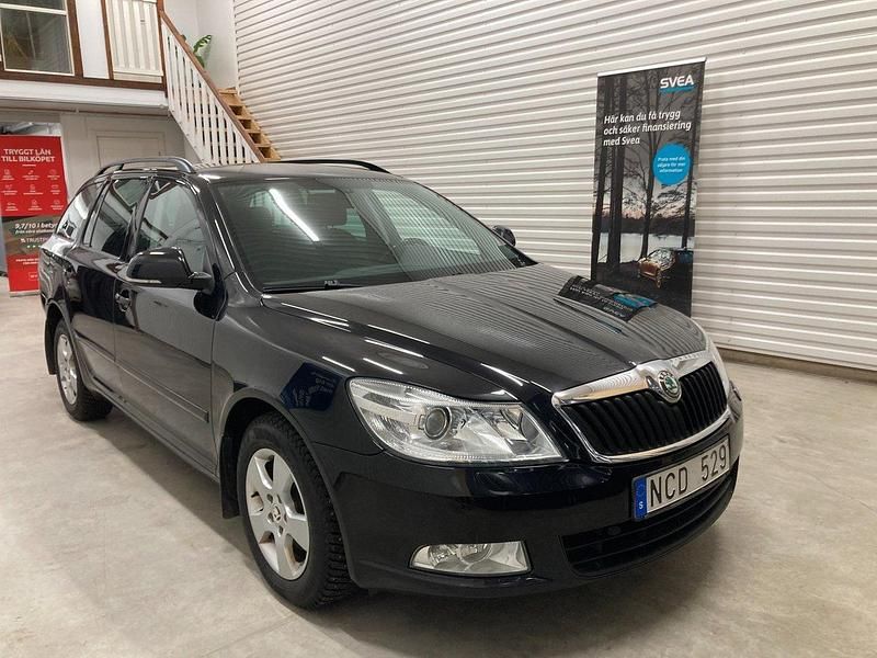 Svart Begagnad 2013 Skoda Octavia Elegance Kombi | 69 900 kr (Marknadspris) - Bild 1/4