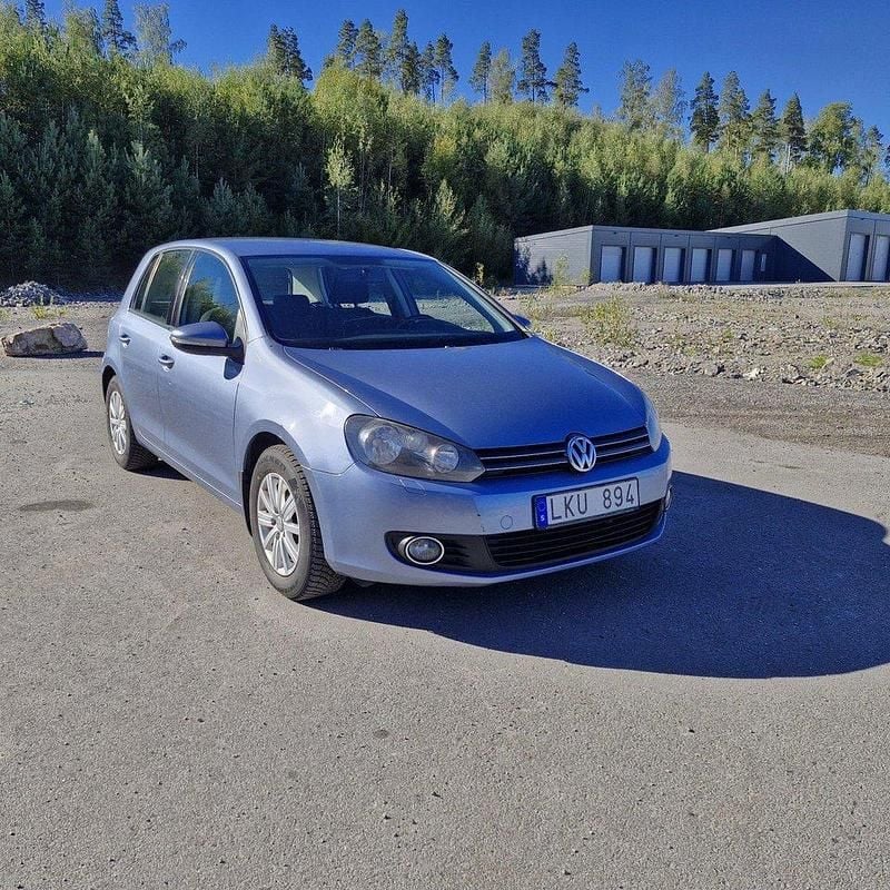 Blå Begagnad 2010 VW Golf Halvkombi | 38 000 kr (Marknadspris) - Bild 1/4