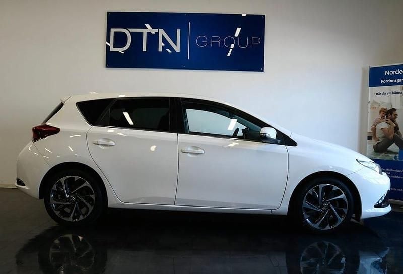 Vit Begagnad 2016 Toyota Auris Hybrid Active Halvkombi | 174 500 kr (Marknadspris) - Bild 1/4