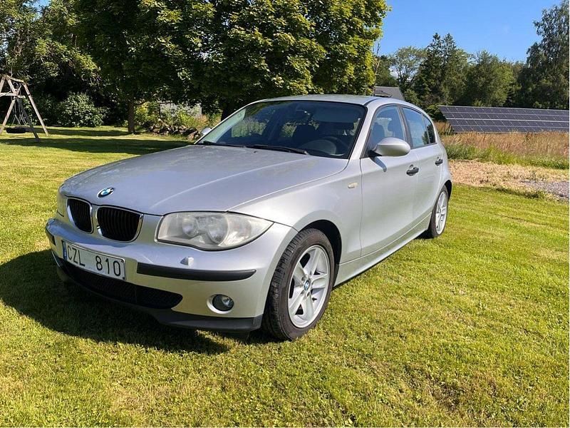 Grå Begagnad 2006 BMW 116 Advantage Halvkombi | 39 900 kr (Marknadspris) - Bild 1/4