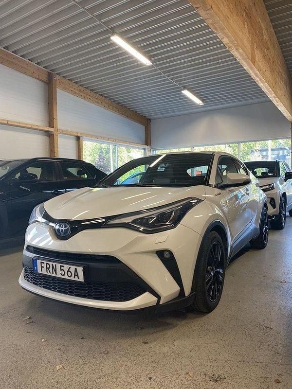Vit Begagnad 2019 Toyota C-HR Edition SUV | 204 900 kr (Marknadspris) - Bild 1/4