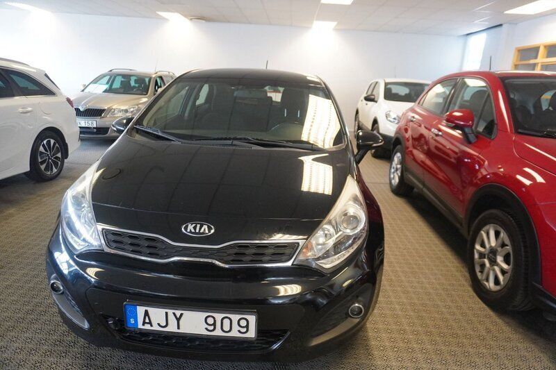 Svart Begagnad 2013 Kia Rio Halvkombi | 73 000 kr (Marknadspris) - Bild 1/4