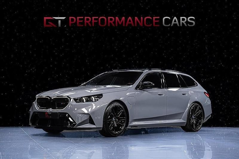 Ny BMW M5 Comfort Edition 728 HK (535 kW) 2025 M brooklyn grey metallic 4250 Kombi