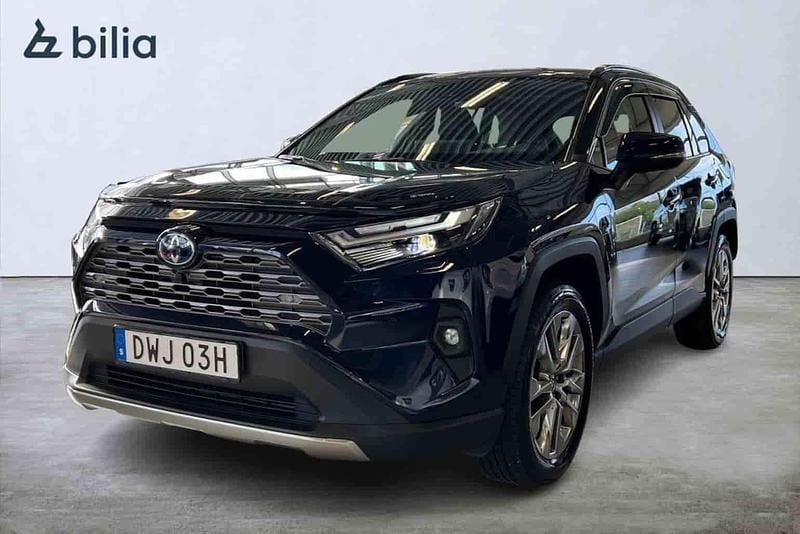 Mörkblå Begagnad 2024 Toyota RAV4 Hybrid Executive SUV | 484 900 kr (Marknadspris) - Bild 1/1