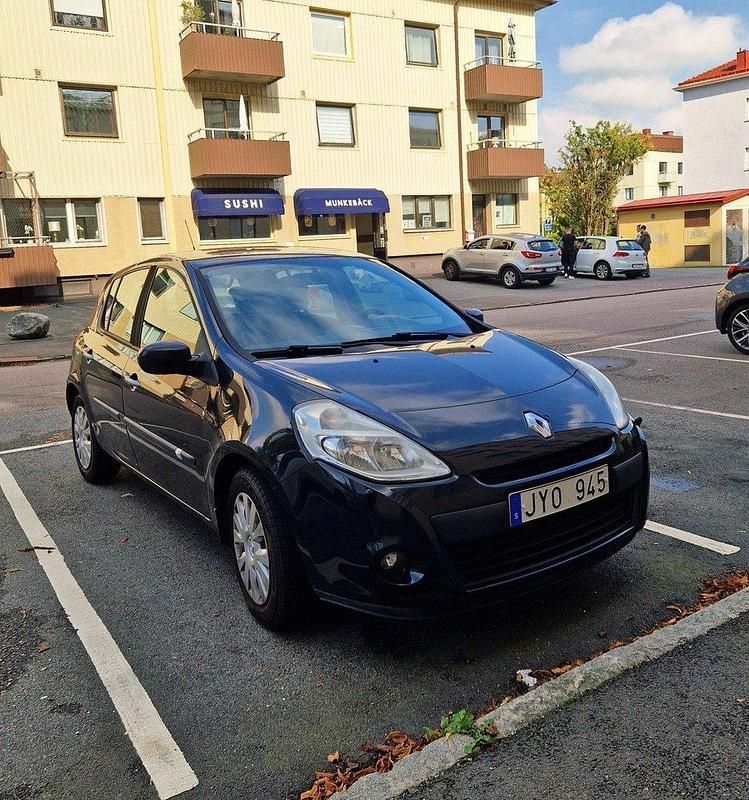 Svart Begagnad 2010 Renault Clio R.S. Halvkombi | 31 499 kr (Marknadspris) - Bild 1/4
