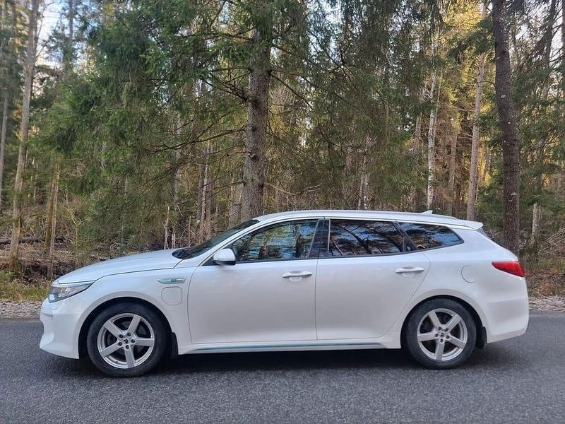 Begagnad Kia Optima Comfort 205 HK (150 kW) 2017 Vit Kombi
