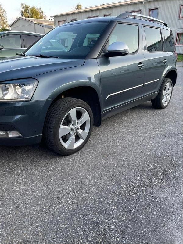 Grå Begagnad 2015 Skoda Yeti Outdoor SUV | 134 900 kr (Marknadspris) - Bild 1/4
