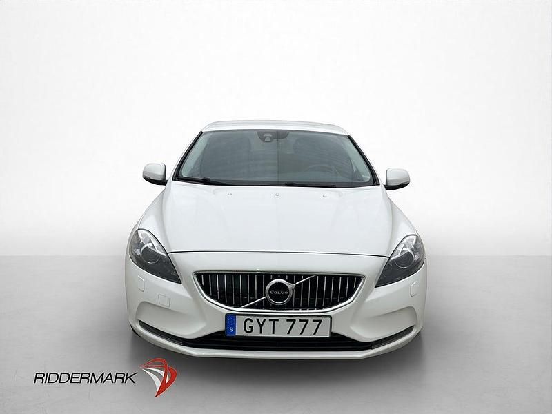 Begagnad Volvo V40 Momentum 120 HK (88 kW) 2015 Vit Halvkombi