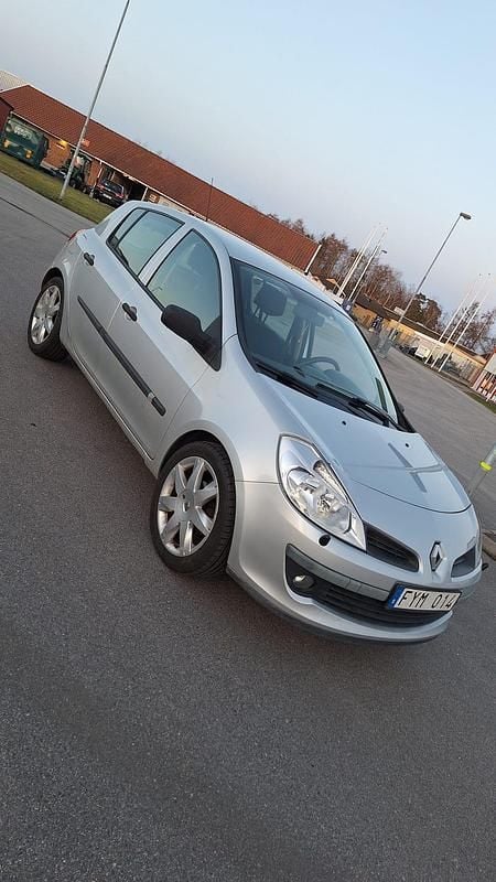 Ljusgrå Begagnad 2008 Renault Clio II | 31 000 kr - Bild 1/4