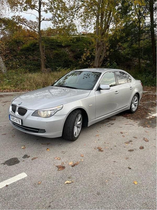 Grå Begagnad 2007 BMW 530 Sedan | 75 900 kr (Marknadspris) - Bild 1/4