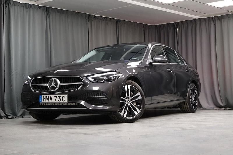 Grå Begagnad 2024 Mercedes C300e Advanced Plus Sedan | 469 000 kr (Superpris) - Bild 1/4