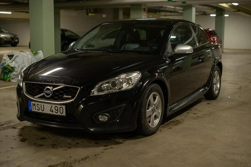 Svart Begagnad 2012 Volvo C30 R-Design Halvkombi | 55 000 kr (Marknadspris) - Bild 1/4
