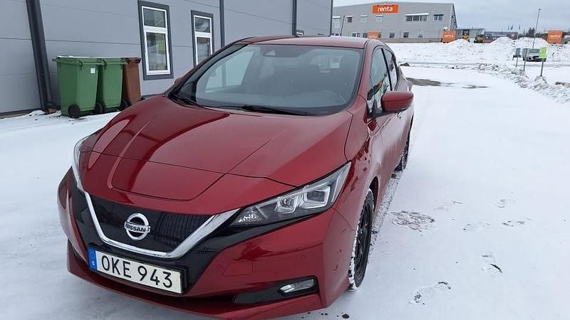 Röd metallic Begagnad 2019 Nissan Leaf Tekna Halvkombi | 124 900 kr (Marknadspris) - Bild 1/4