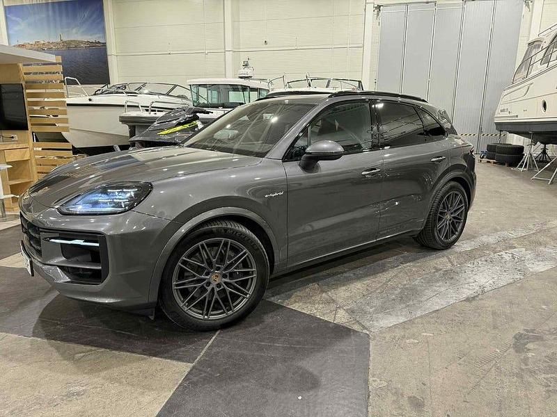 Grå Begagnad 2024 Porsche Cayenne SUV | 995 000 kr - Bild 1/4