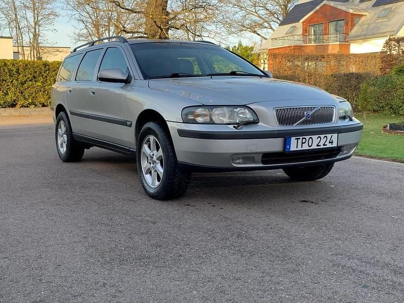 Grå Begagnad 2003 Volvo V70 Business Edition Kombi | 28 000 kr (Marknadspris) - Bild 1/4