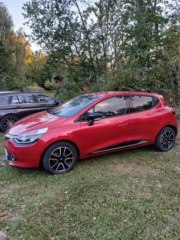 Röd Begagnad 2014 Renault Clio IV Halvkombi | 70 000 kr (Marknadspris) - Bild 1/4